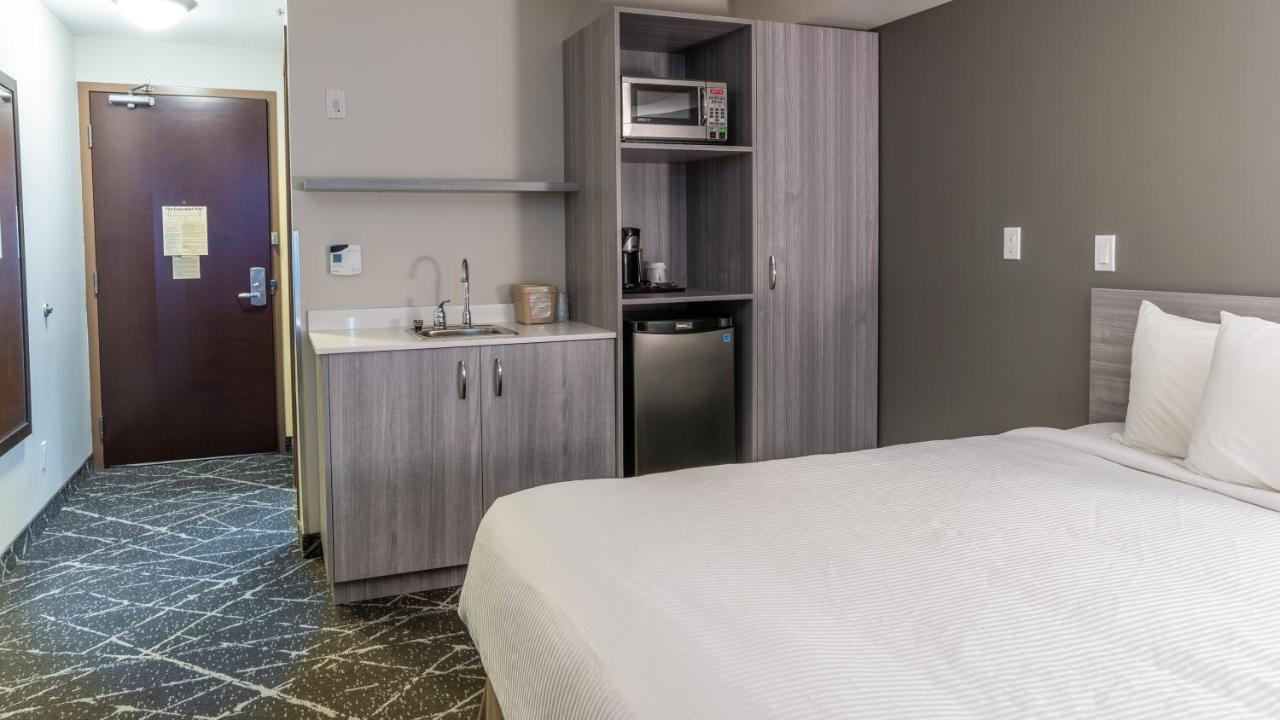 Microtel Inn & Suites By Wyndham Lloydminster Εξωτερικό φωτογραφία